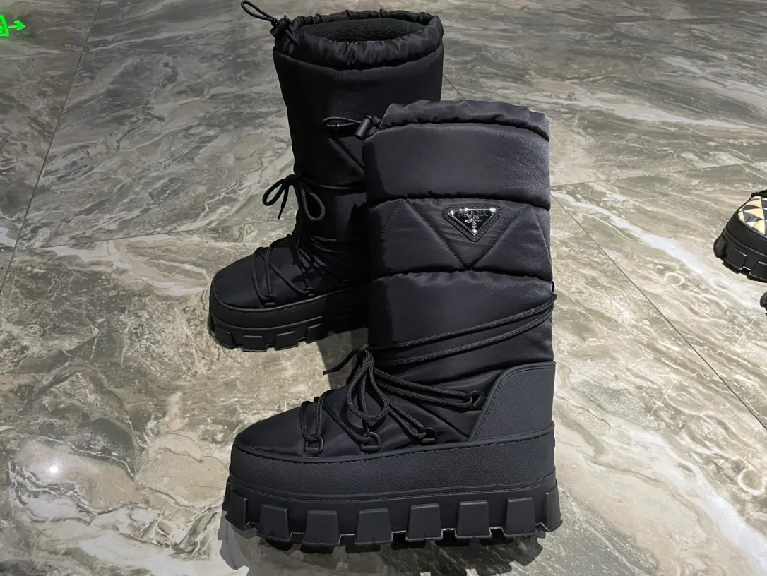 👟👟Ex-factory price 740👟👟 The highest version on the market, Prada's king style, snow boots, ski boots, fat and cute, so cute →_→ From the Prada limited series, unique. Shiny nylon Oblique upper with criss-cross straps for an ideal fit. The boots are made of technical fabric and have a short-cut version. They can be worn in the city or in the mountains. They make the calves slimmer, taller, warmer and have a concave shape. The boots and soles use the original waterproof effect. The size is 35-40. 41Customized